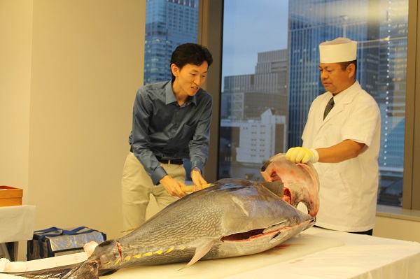 黒字達成を祝う社内イベントでは「マグロの解体ショー」を行った。特別チームのリーダーがマグロの頭落としに挑戦した