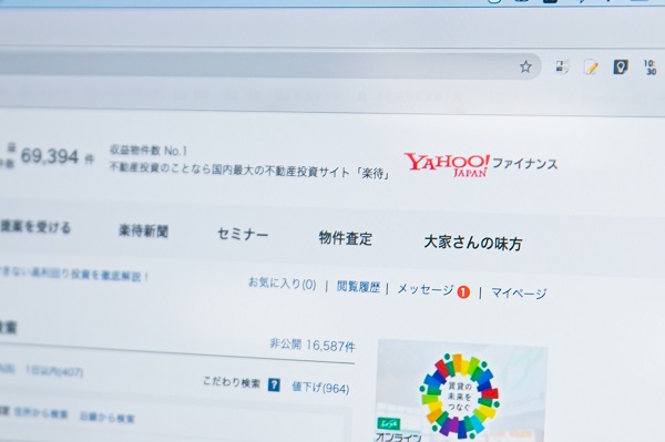 「Yahoo!ファイナンス」から遷移すると、楽待のトップページ右上にロゴが表示される