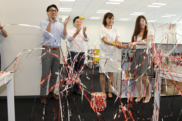 リリースした際に行った社内イベントの様子。社員全員でクラッカーでお祝いした