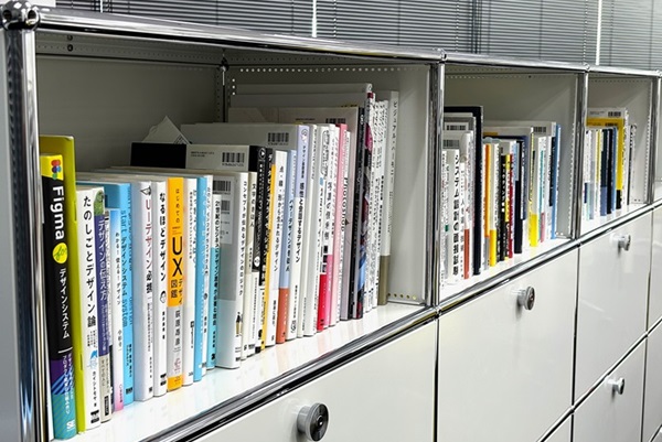 当社の図書購入支援制度を活用し、社員は業務に関する書籍を会社負担で購入することができます