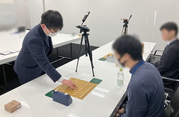 前回の将棋選考の様子。試験官は谷合廣紀五段が務めました(2025年2月開催)