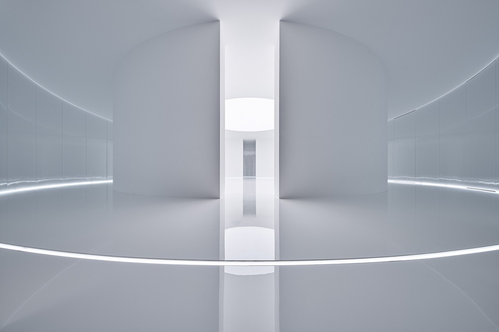 2026年3月には新しい撮影スタジオが完成。象徴的なエントランスでゲストをお迎えする