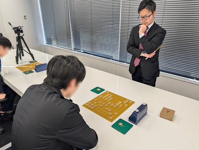 2026年2月に開催した第5回将棋選考の様子。戸辺誠七段と小山直希四段が試験官を務めました